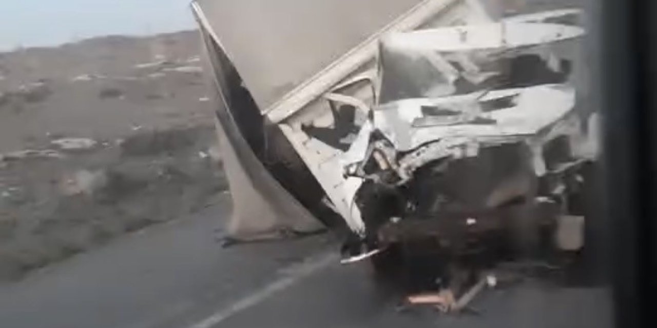 Kontrolden Çıkan Kamyon Refüje Çarptı