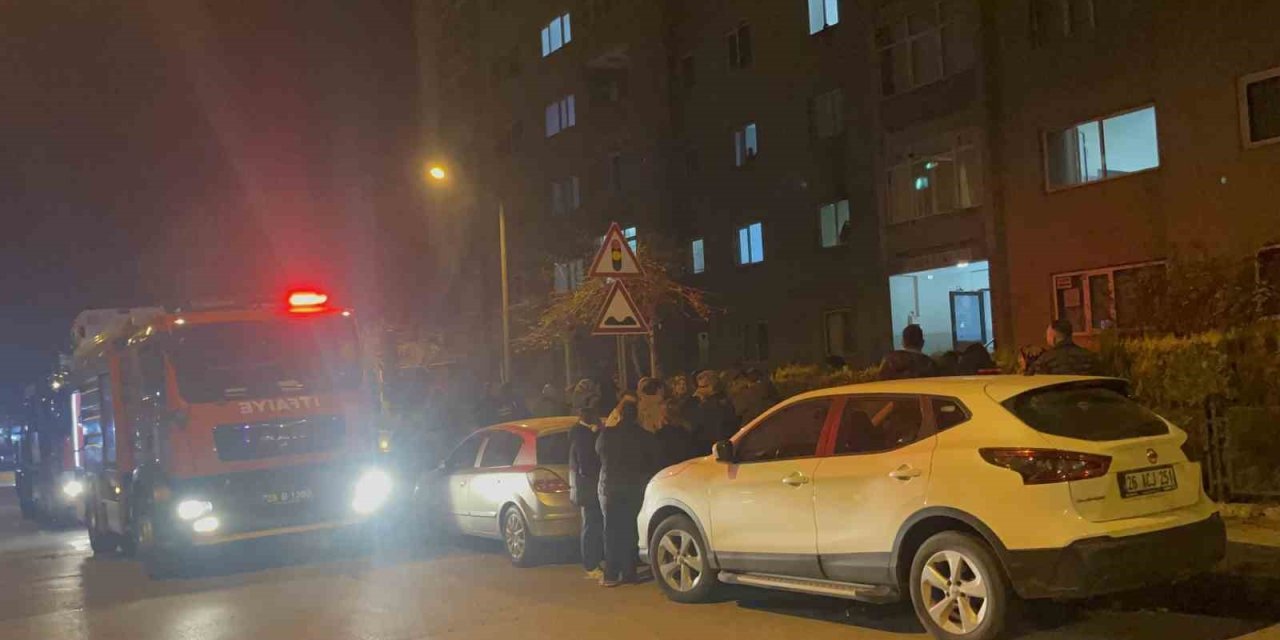 Yangın Paniği: 2 Kişi Dumandan Etkilendi