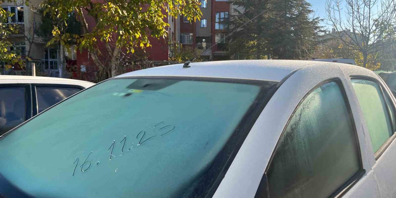 Kırağı Araç Camlarını Kapladı