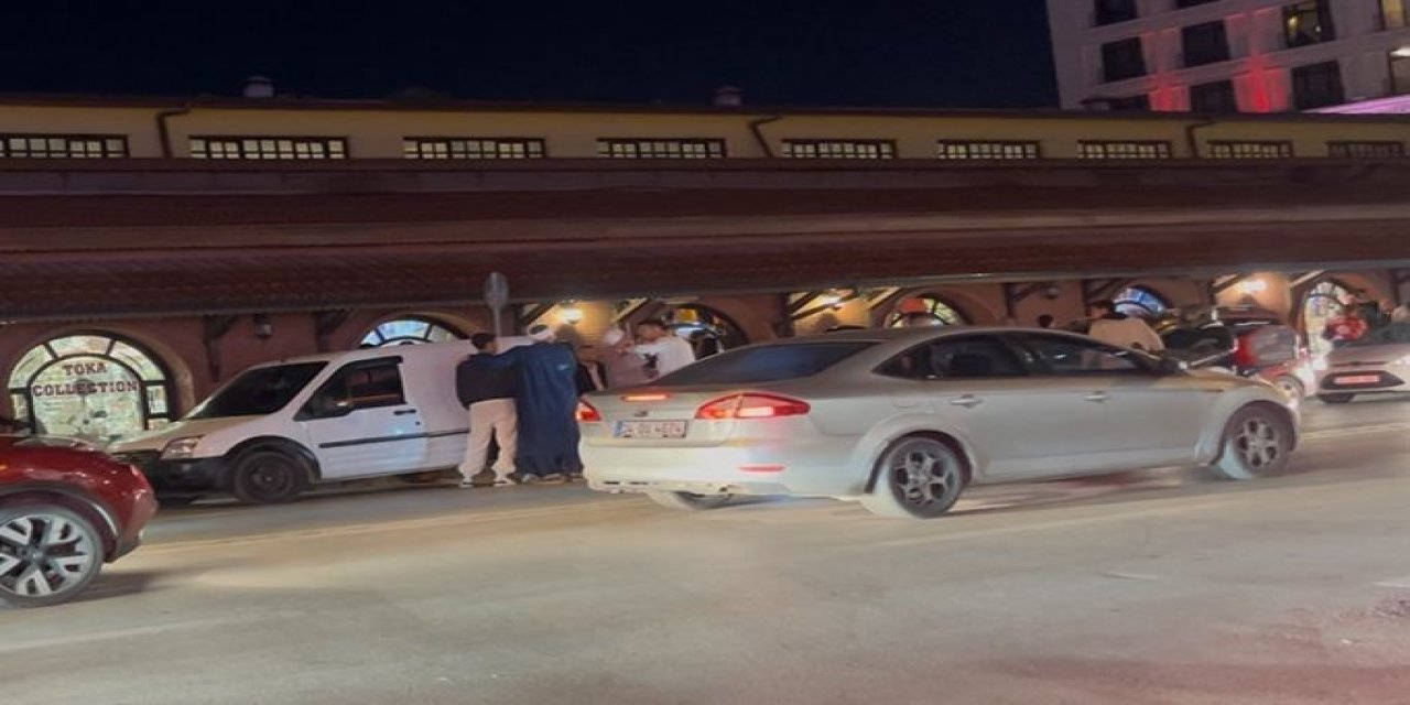 Araca Çarpıp Sürücüsünün Üzerine Yürüdüler
