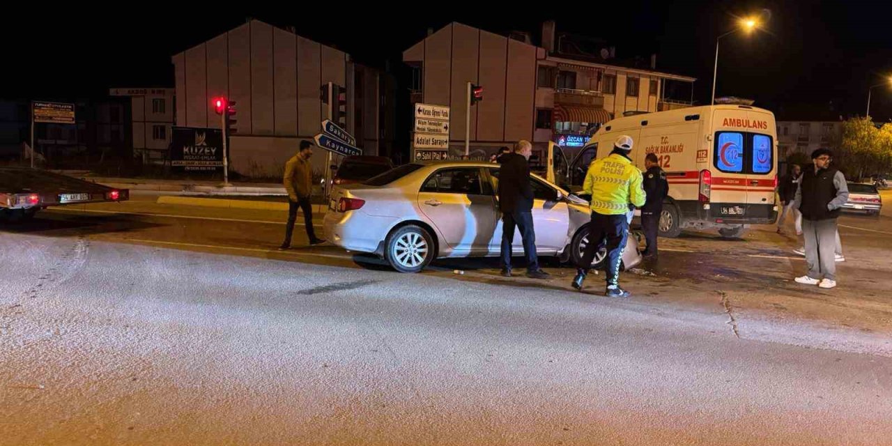 İki Otomobil Çarpıştı: 5 Yaralı