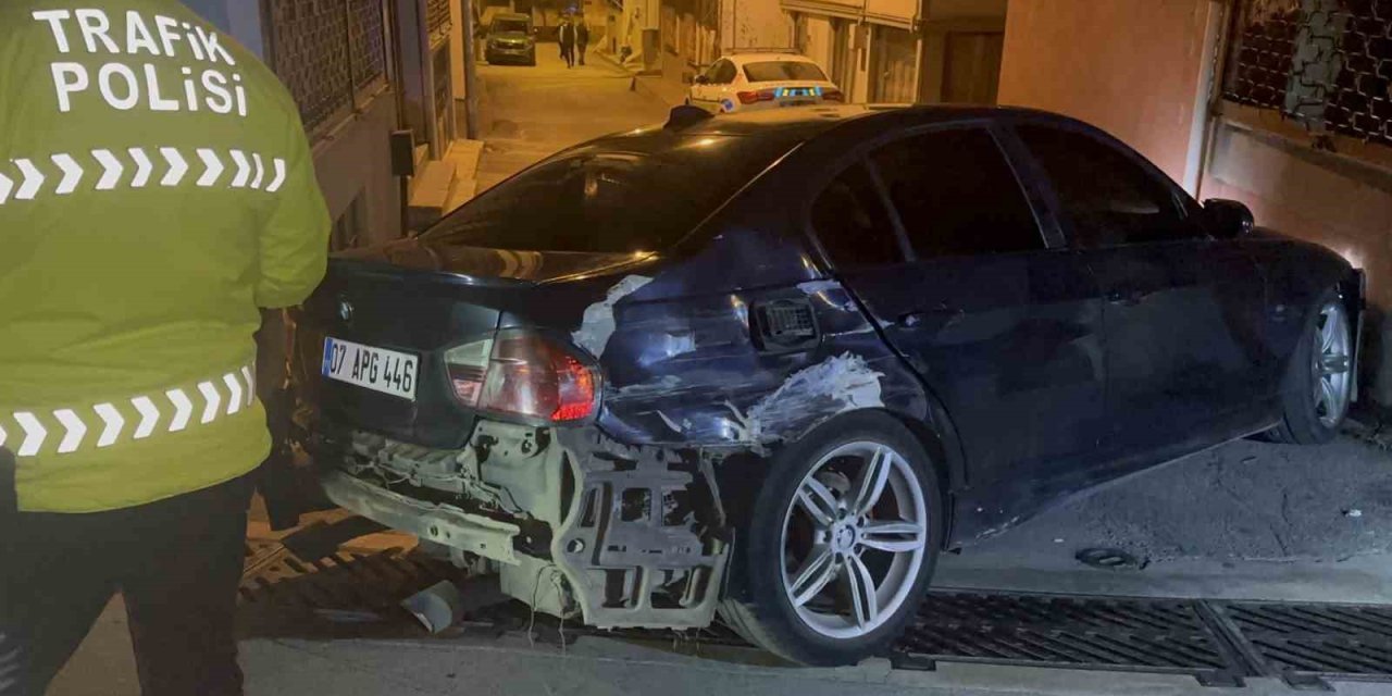 "Dur" İhtarına Uymayan Sürücü 5 Kilometre Kaçtı 3 Araca Ve Duvara Çarptı