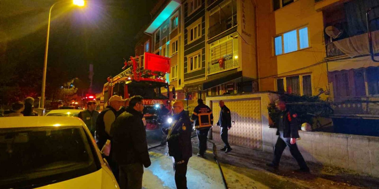 5 Katlı Binanın Teras Katında Çıkan Yangın Paniğe Neden Oldu