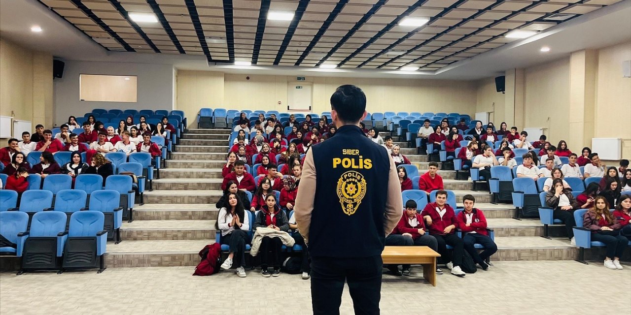 Öğretmen Ve Öğrenciler Siber Suçlara Karşı Bilgilendirildi