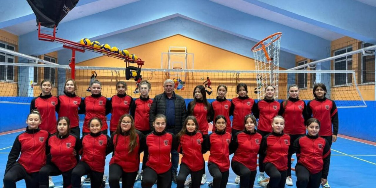 Vezirhnsporlu voleybolculara malzeme desteği yapıldı