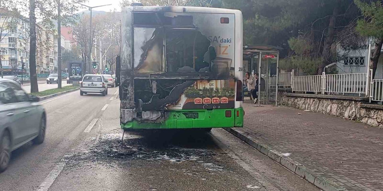 Otobüsün Motor Kısmı Küle Döndü, Yolcular Büyük Panik Yaşadı