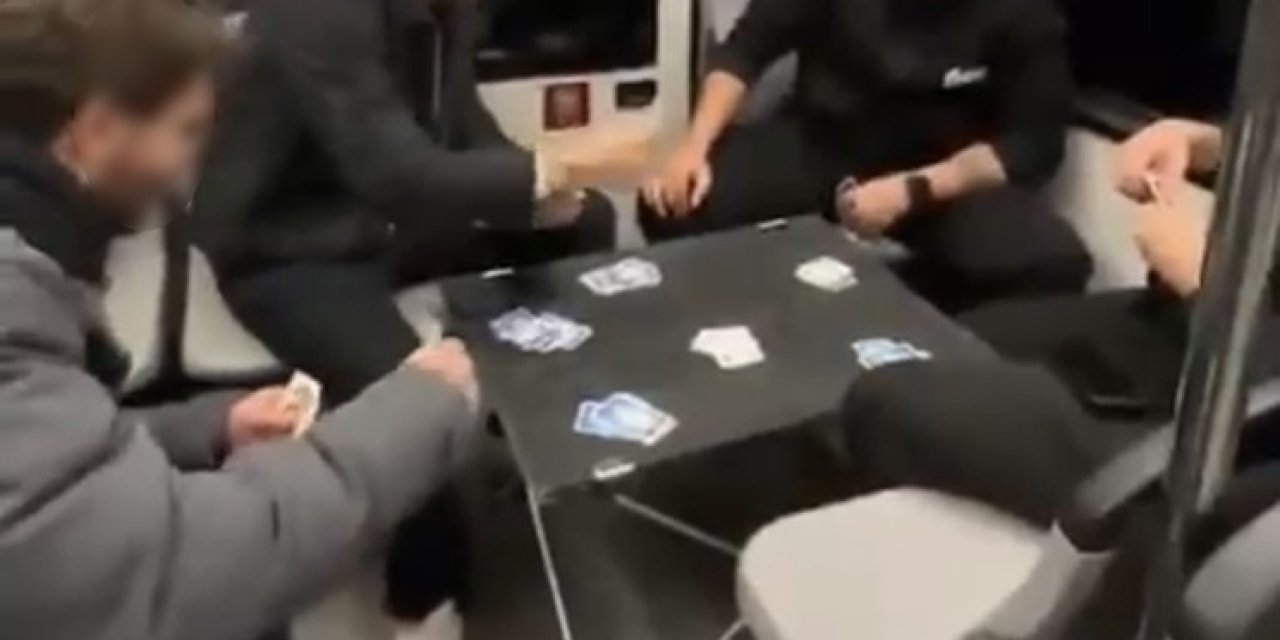 Şaşırtan Görüntü: Gençler Masa Kurup Oyun Oynadı