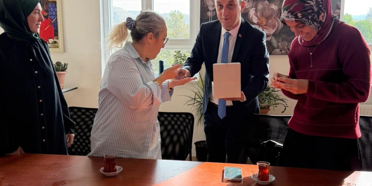 Öğretmenlere Türk Bayrağı Rozeti Hediye Edildi