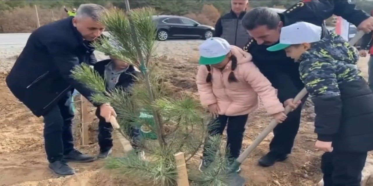 Şehitler Anısına 400 Fidan Toprakla Buluştu