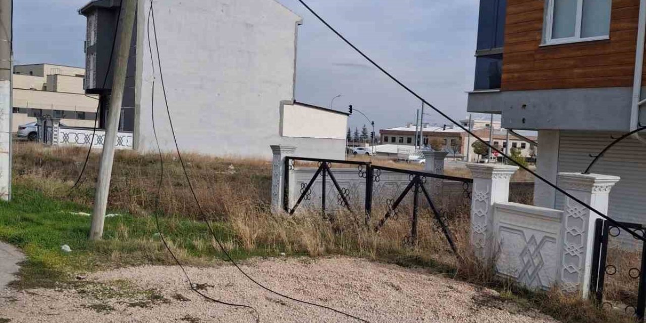 Devrilen İnternet Direğinin Çevreye Dağılan Kabloları Risk Oluşturdu