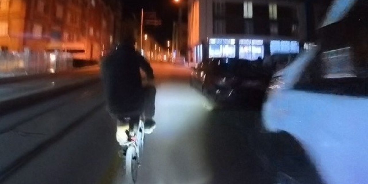 Bisiklete Çarpmamak İçin Hamle Yapan Motosikletli Kendini Yerde Buldu