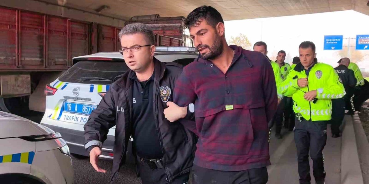 Uzun Namlulu Silahla Cinayet İşleyen Zanlı, Trafik Polislerinin Nefes Kesen Takibiyle Yakalandı