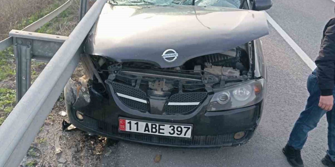 Kontrolden Çıkan Otomobil Bariyerlere Çarptı: 1 Yaralı