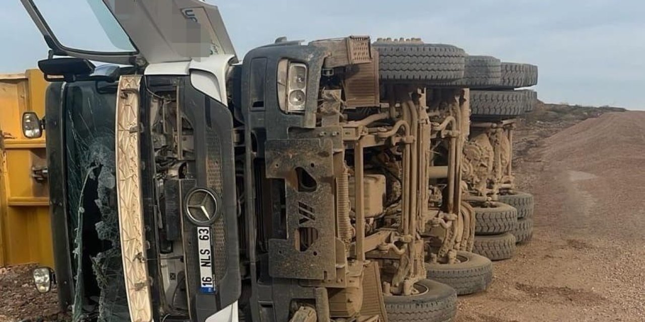 Kontrolden Yükünü Boşaltan Kamyon Devrildi