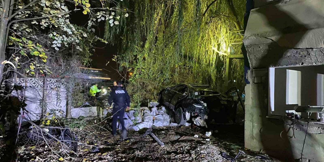 Köprü Üstünde Çarpışan Otomobiller Bahçeye Uçtu