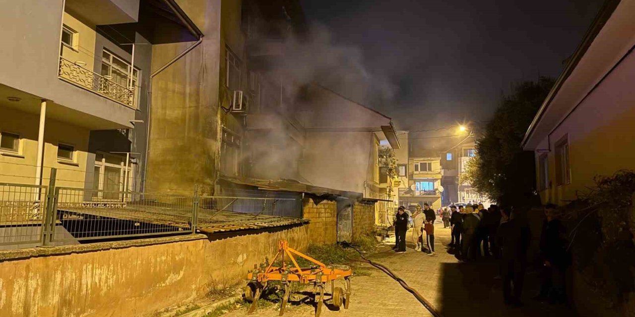 Üç Katlı Binada Çıkan Yangın Paniğe Neden Oldu