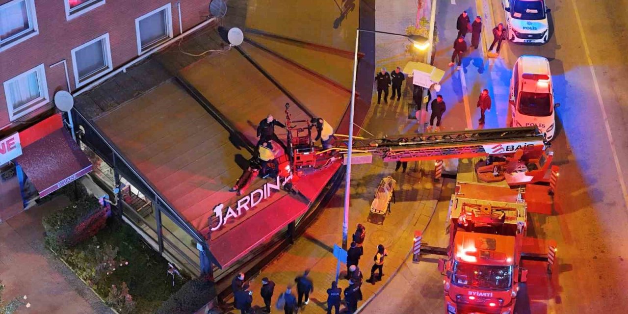 Kafenin Tentesine Düşen Şahsı İtfaiye Aşağıya İndirdi