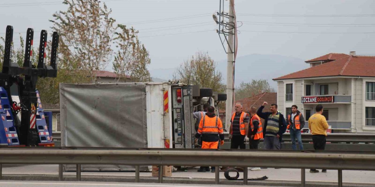 Tır İle Çarpışan Nakliyat Kamyonu Devrildi, Kilometrelerce Araç Kuyruğu Oluştu