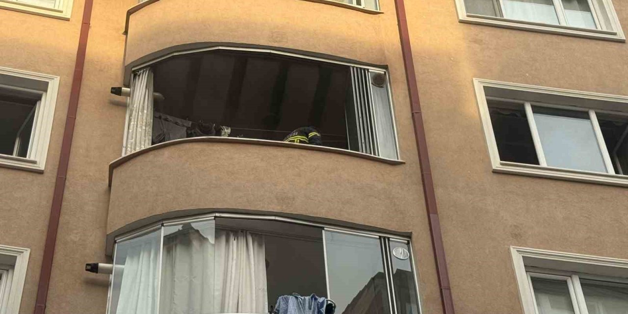 Balkonda Çıkan Yangında Bir Kişi Dumandan Etkilendi
