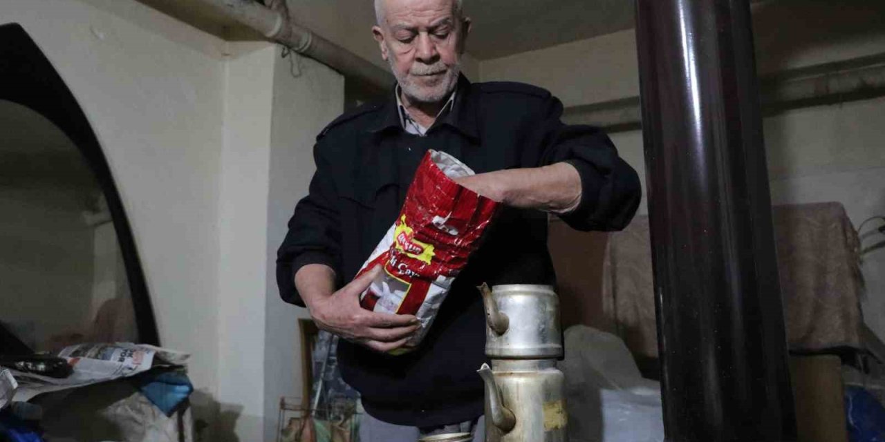 Bodrum Katında 15 Yıldır Hayata Tutunmaya Çalışıyor