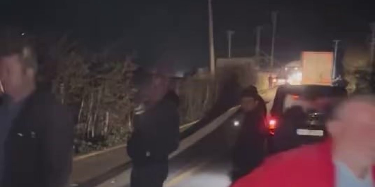 Kontrolden Çıkan Kamyon Elektrik Direğine Çarparak Devrildi