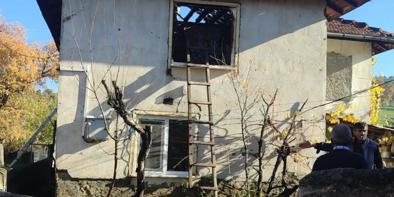 2 Katlı Ahşap Ev Yandı