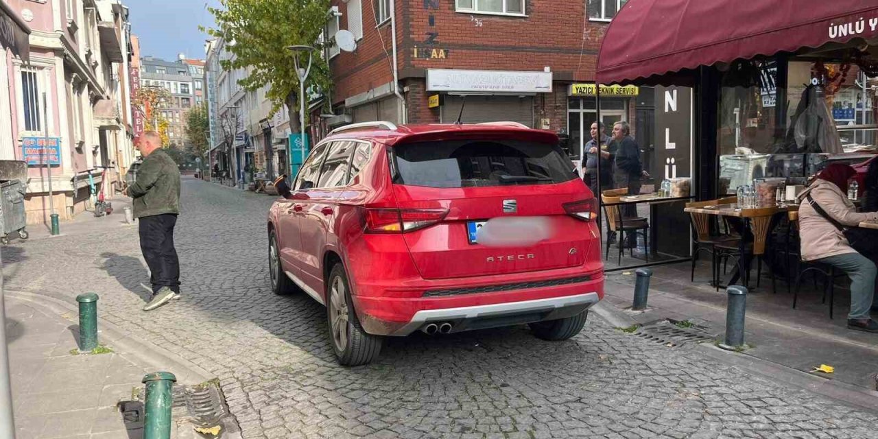 Otomobilini Sokak Ortasına Bıraktı