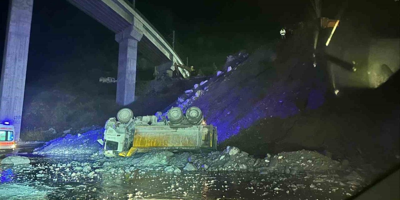 Yht Şantiyesinde 15 Metre Yükseklikten Devrilen Kamyonun Sürücüsü Ağır Yaralandı