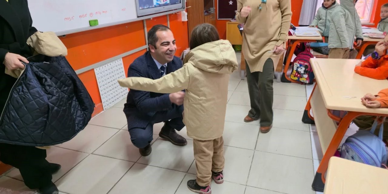 Hayırseverin Mont Desteği Öğrencileri Sevindirdi