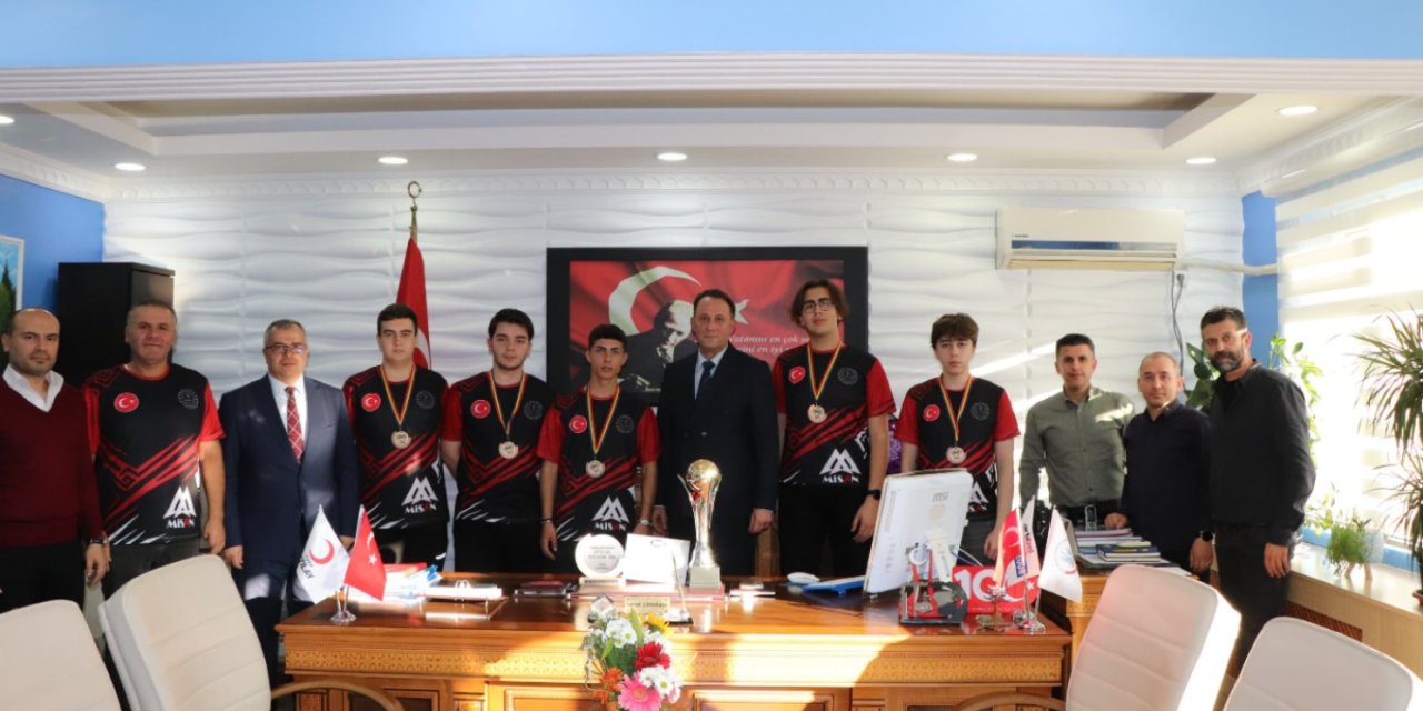 Müdür Çetinkaya'dan Başarılı Öğretmen ve Öğrencilere Tebrik