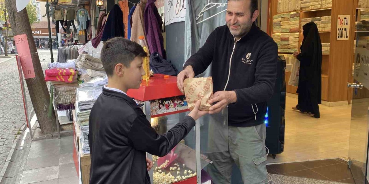 Dükkan Önü Kalabalık Görünsün Diye Her Gün 20 Kilo Patlamış Mısır Dağıtıyorlar