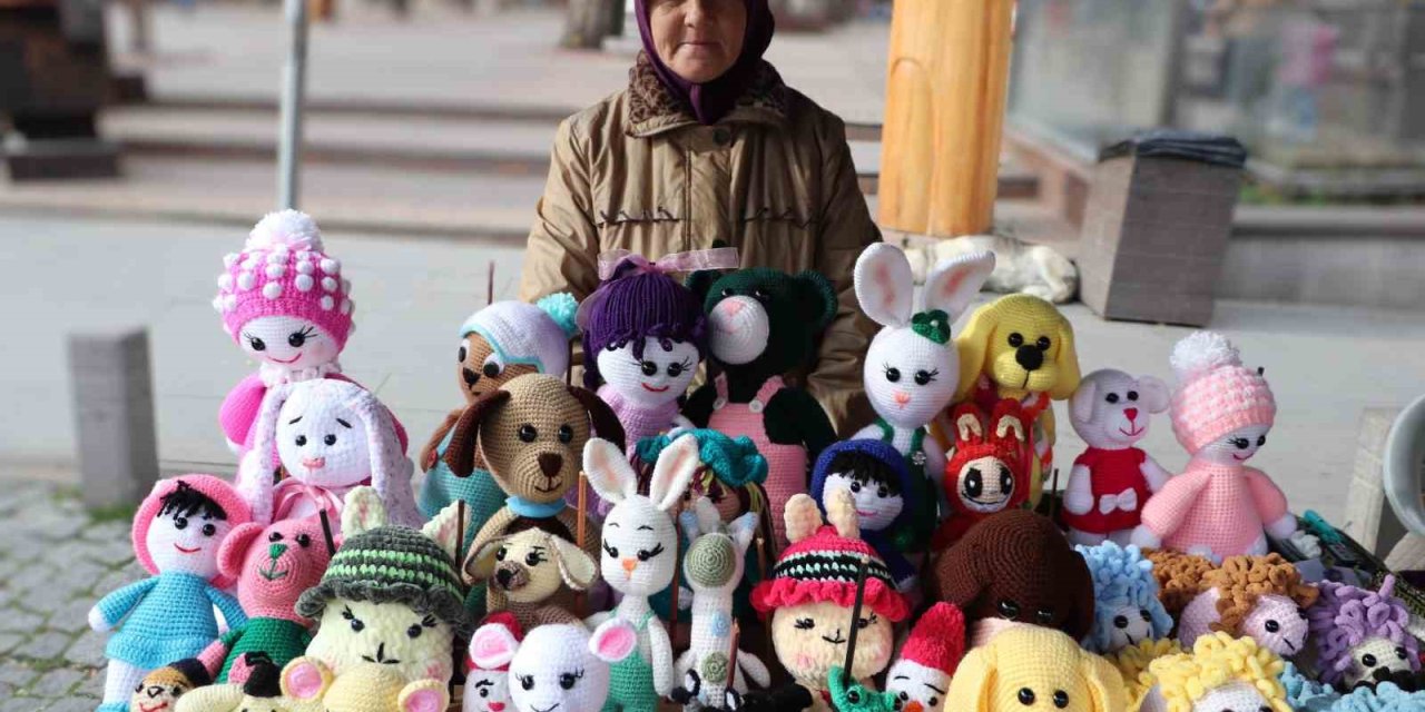 El Emeğiyle Ördüğü Bebekleri Satarak Ev Ekonomisine Katkı Sunuyor