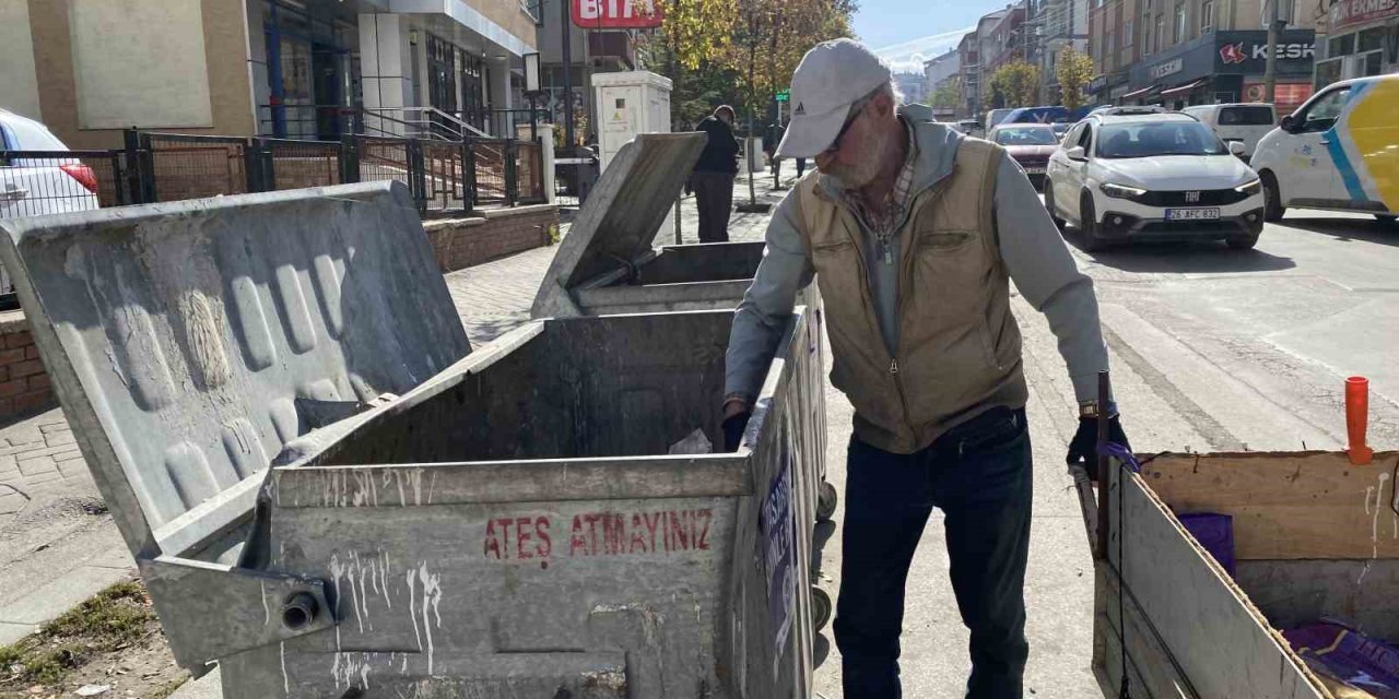 ‘Ekmek Teknesi’ Yazılı El Arabası İle Her Gün Saatlerce Atık Malzeme Topluyor