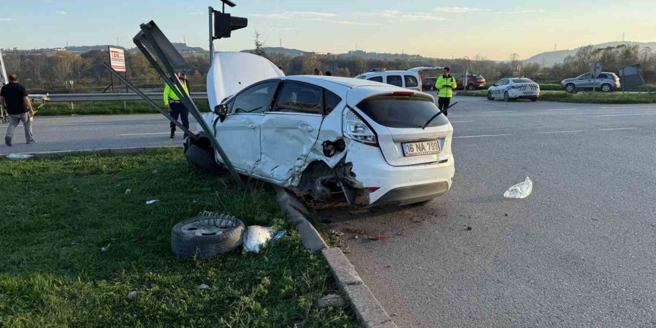 İki Otomobil Çarpıştı, Ortalık Savaş Alanına Döndü: 6 Yaralı