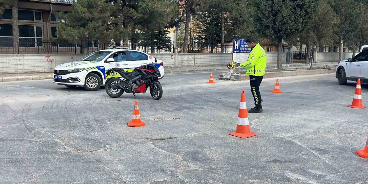 Motosiklet Otomobille Çarpıştı, 1 Kişi Yaralandı