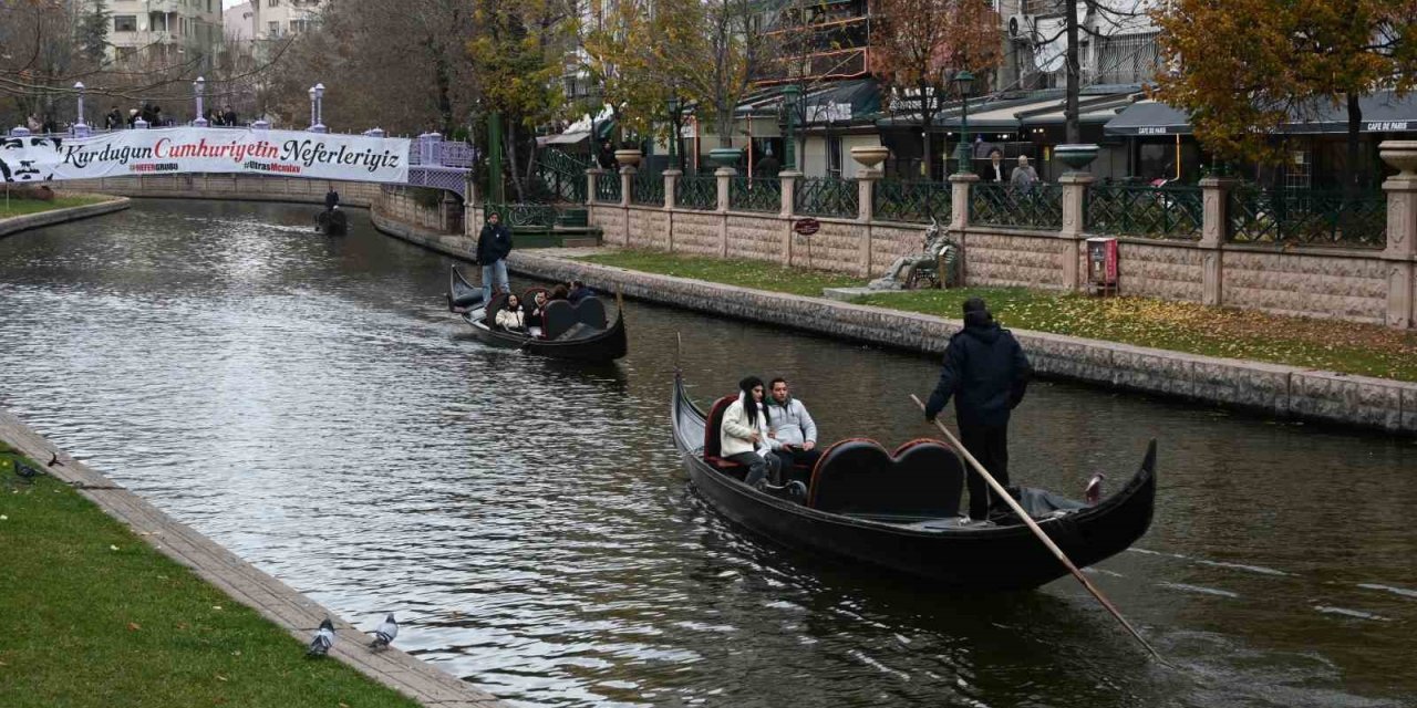 Soğuk Havaya Rağmen Gondol Keyfi Yaptılar
