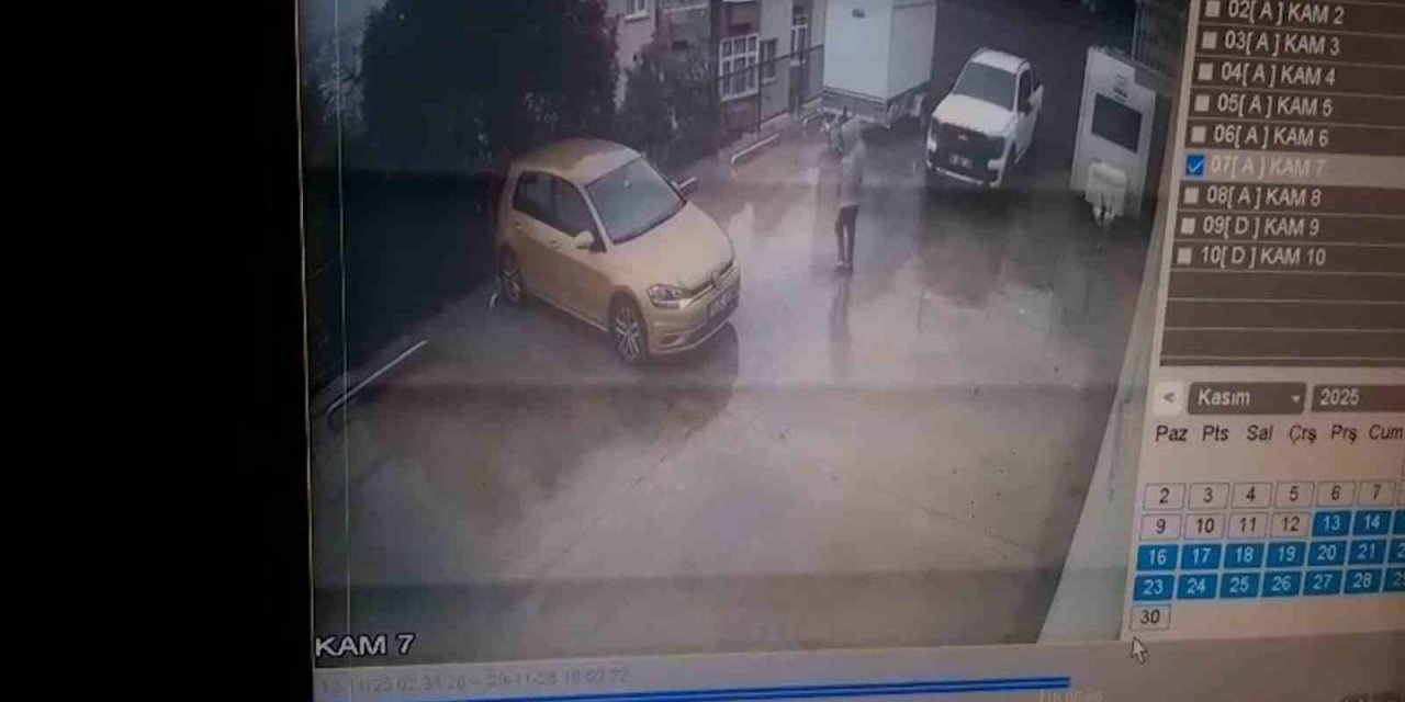 Otoparktan Çıkan Otomobil, 10 Metrelik Yükseklikten Bahçeye Uçtu