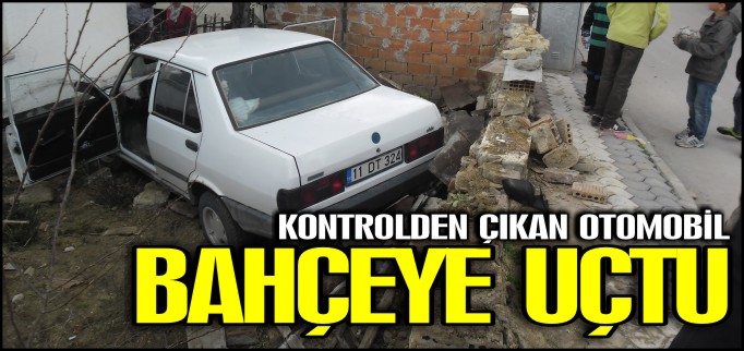 KONTROLDEN ÇIKAN OTOMOBİL BAHÇE DUVARINI YIKTI