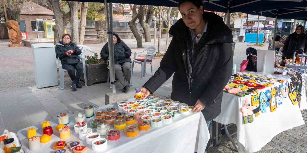 Evinde Ürettiği Estetik Mumları Vatandaşlarla Buluşturuyor
