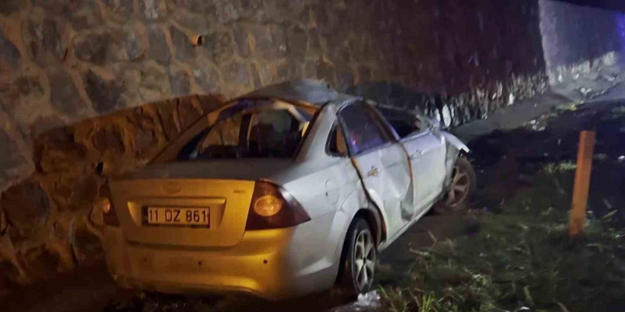 Kontrolden Çıkan Otomobil İstinat Duvarına Çarptı