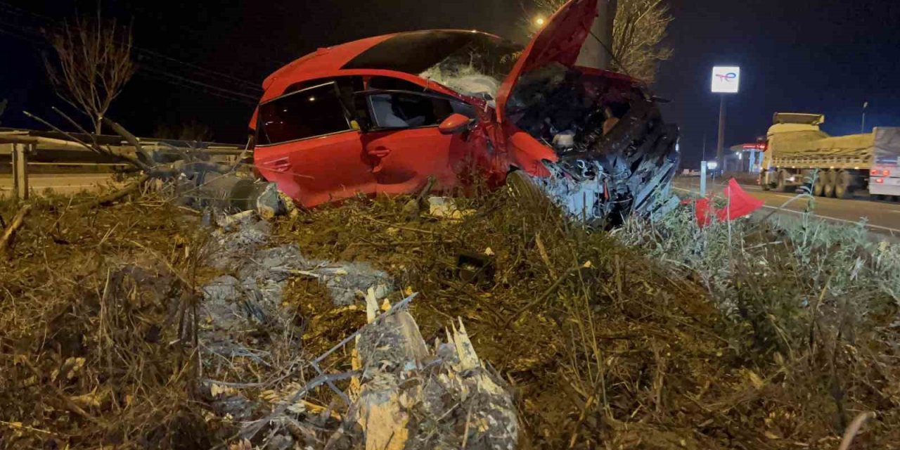 Kontrolden Çıkan Araç Ağacın Üzerine Çıktı: 1 Ağır Yaralı