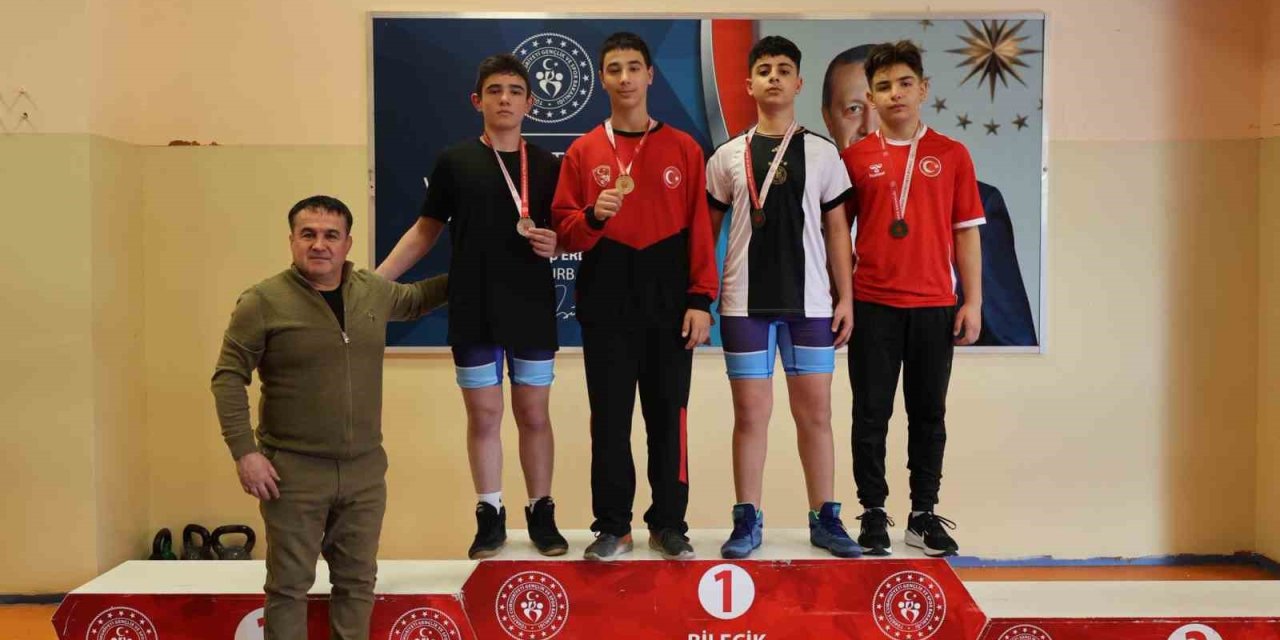 Güreşte Gençlerden Yoğun Mücadele