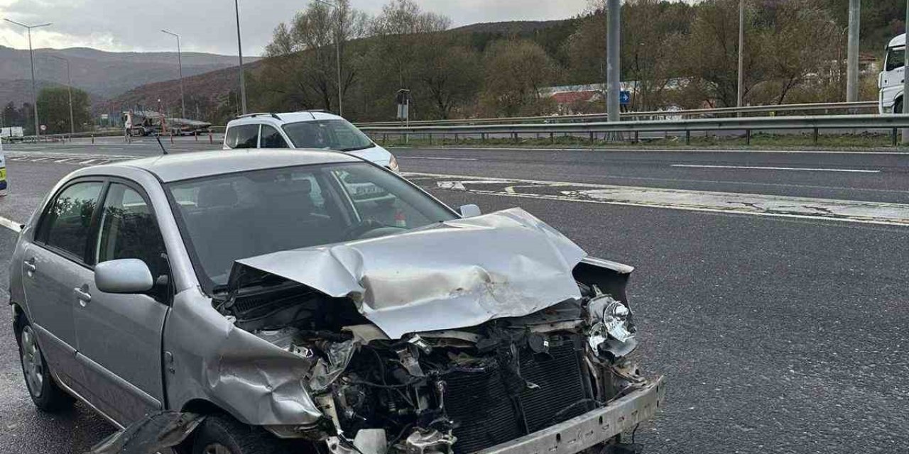 Otomobil Beton Bariyerlere Çarptı 2 Kişi Yaralandı