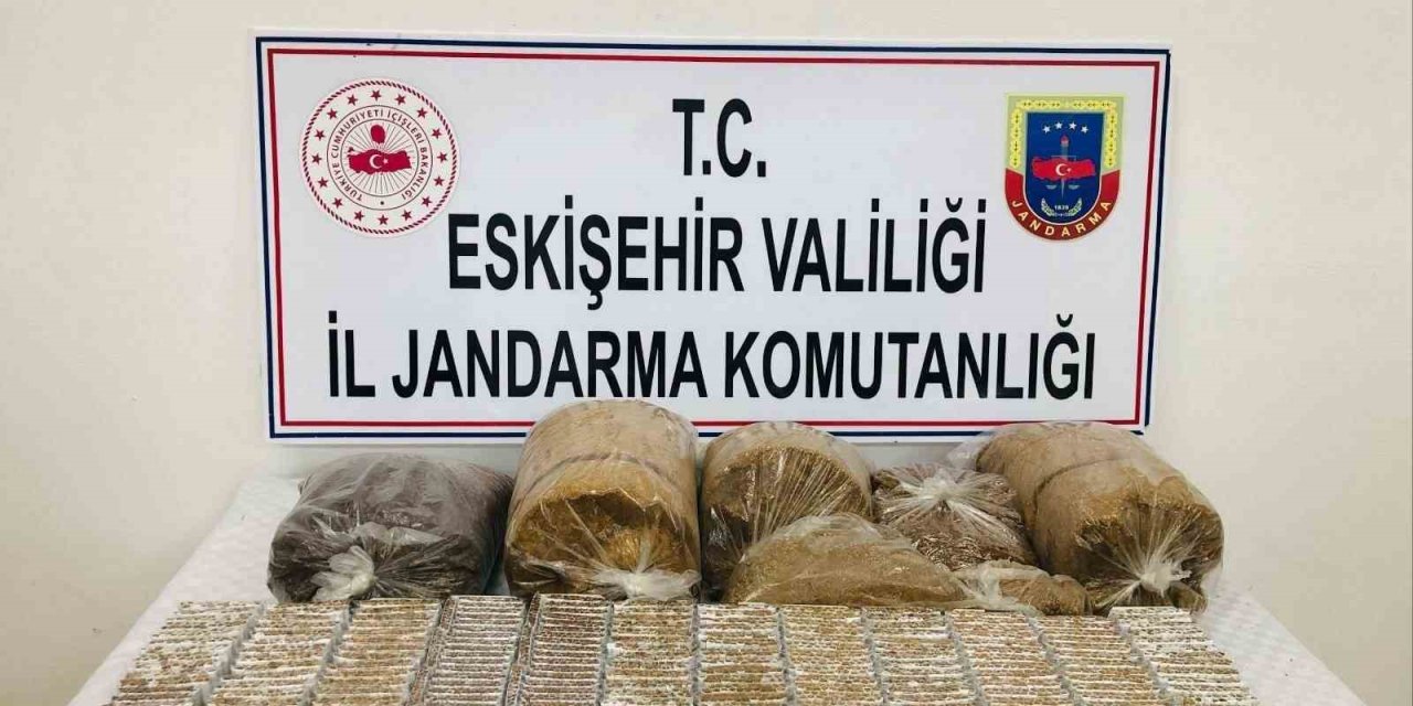 Kaçak Tütün Ve Cep Telefonu Satmak İsteyen Şahısları Jandarma Yakaladı