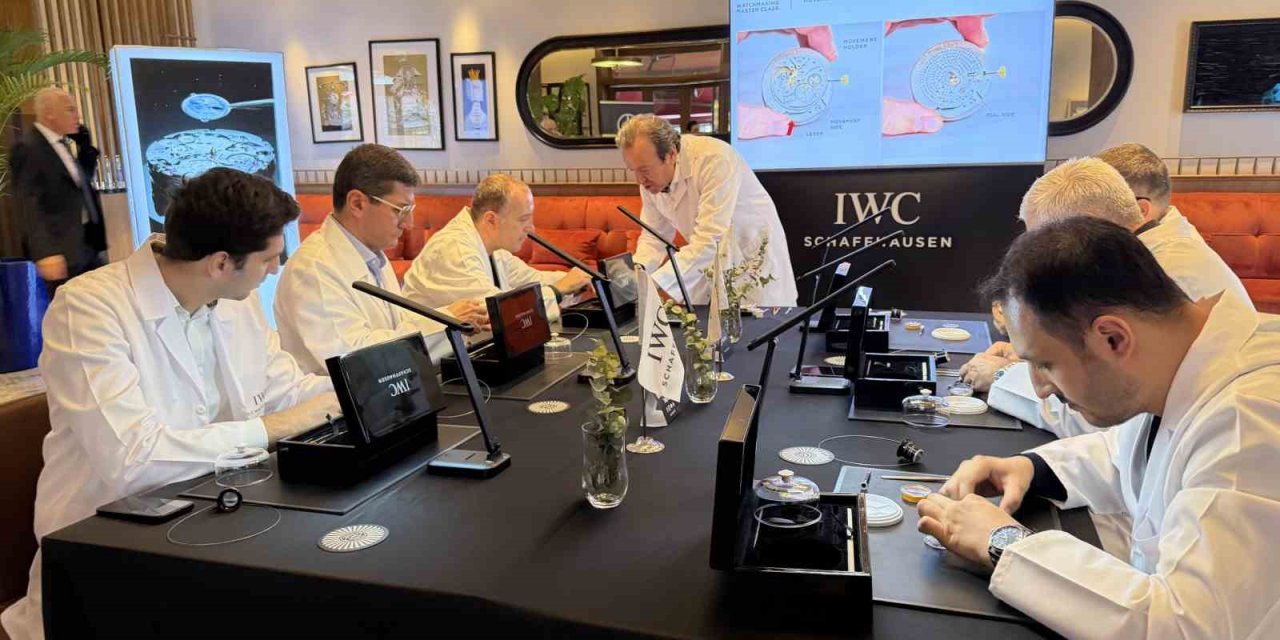 Milyonluk İsviçre Saatlerini Parçalayıp Topladılar