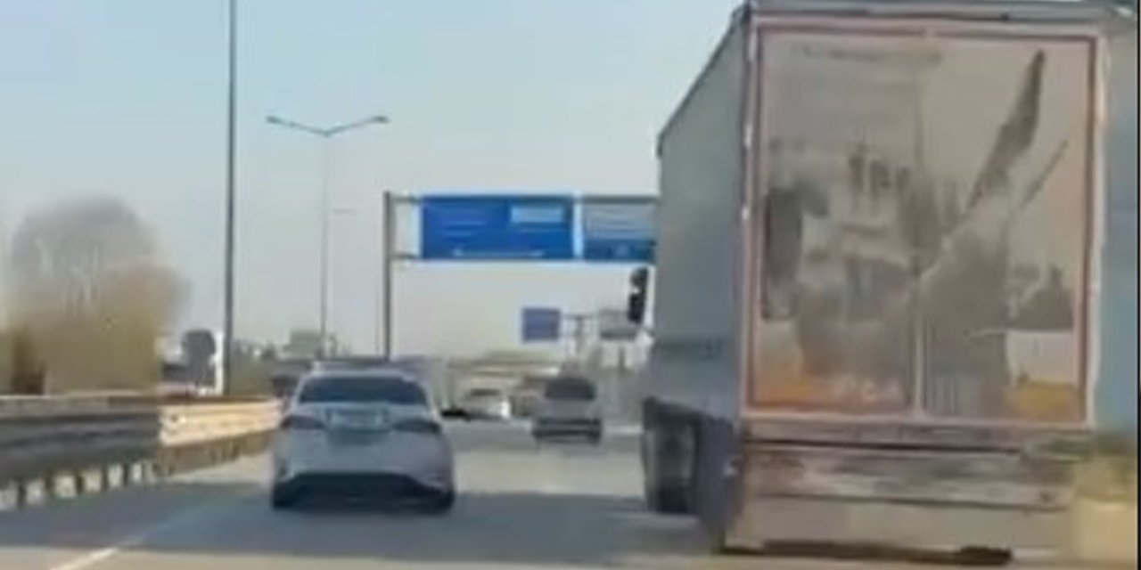 'Dur' İhtarına Uymayan Tır Şoförünü Silah Doğrultup Durdurdular