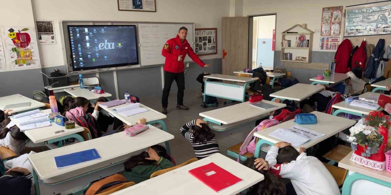 Jak’tan Öğrencilere "Deprem Farkındalık Eğitimi"