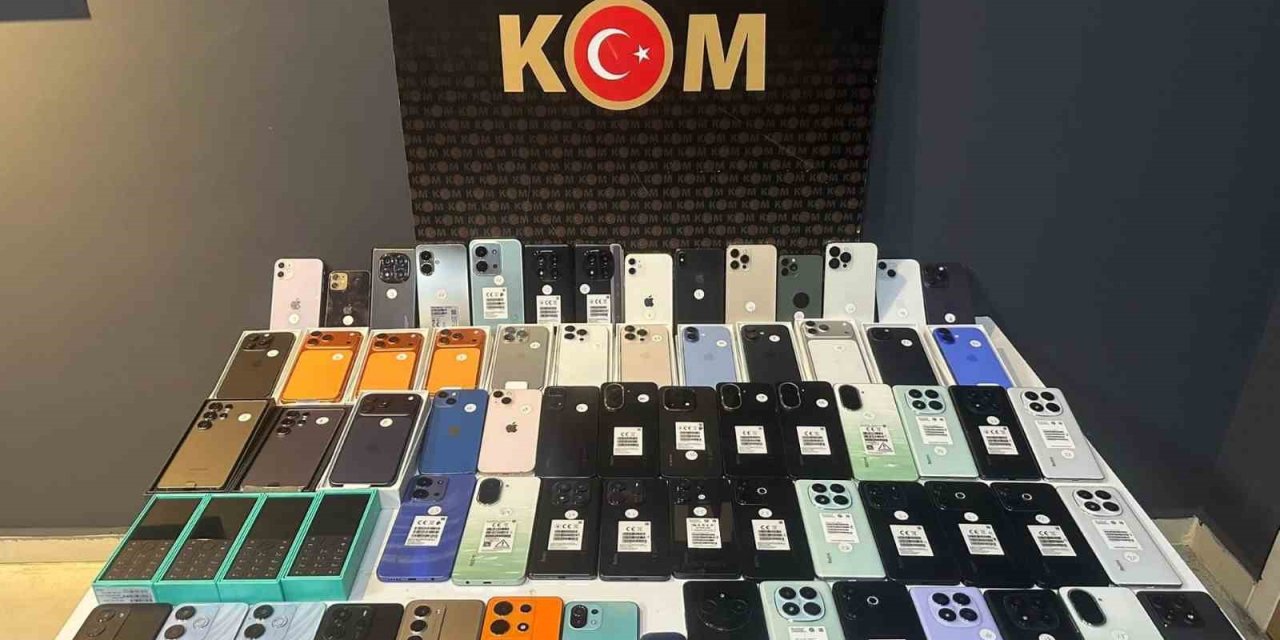 Piyasa Değeri 3 Milyon Lira Olan Kaçak Cep Telefonları Ve Usb Kablolar Ele Geçirildi