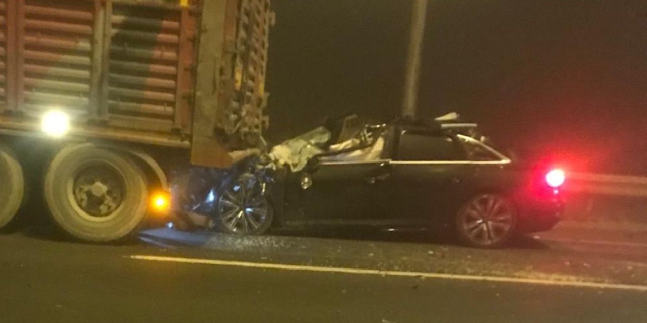 Tıra Arkadan Çarpan Otomobildeki 4 Kişi Hayatını Kaybetti