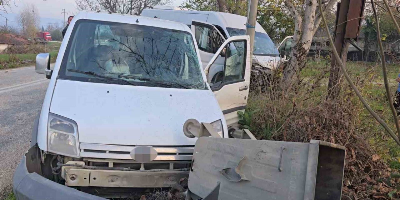 Servis Minibüsü Hafif Ticari Araçla Çarpıştı: 11 Yaralı